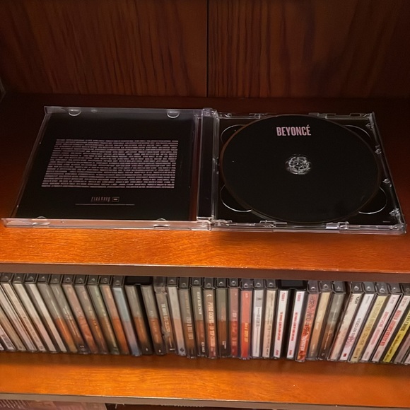 EUC Beyoncé Self-Titled CD/DVD Released 2014 & nominated for 5 Grammy’s in 2015 - Picture 4 of 12